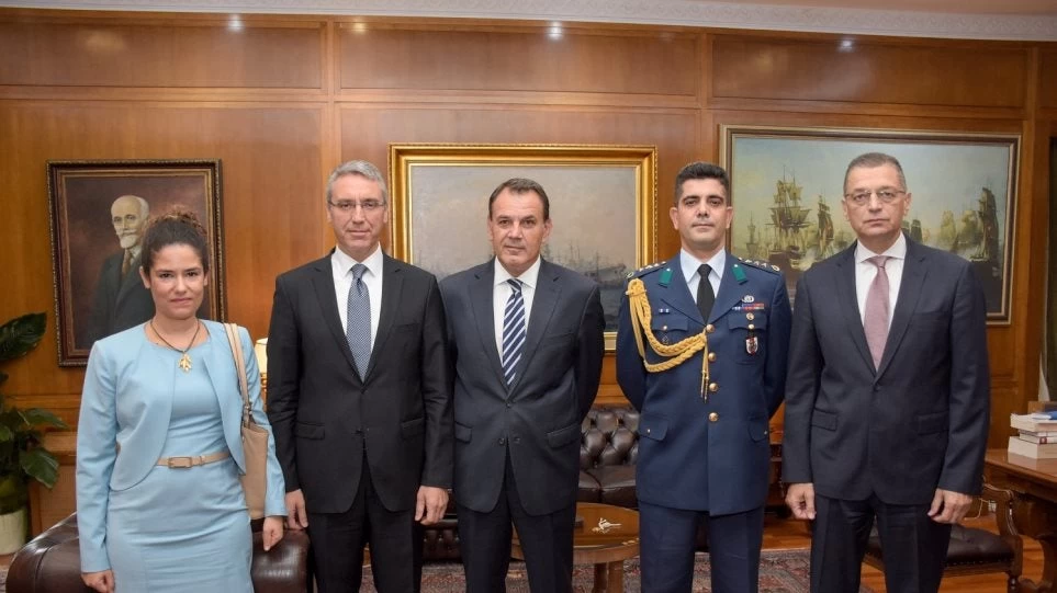 Τα δώρα του Τούρκου πρέσβη στον Έλληνα υπουργό Άμυνας και ο σκέτος εσπρέσο